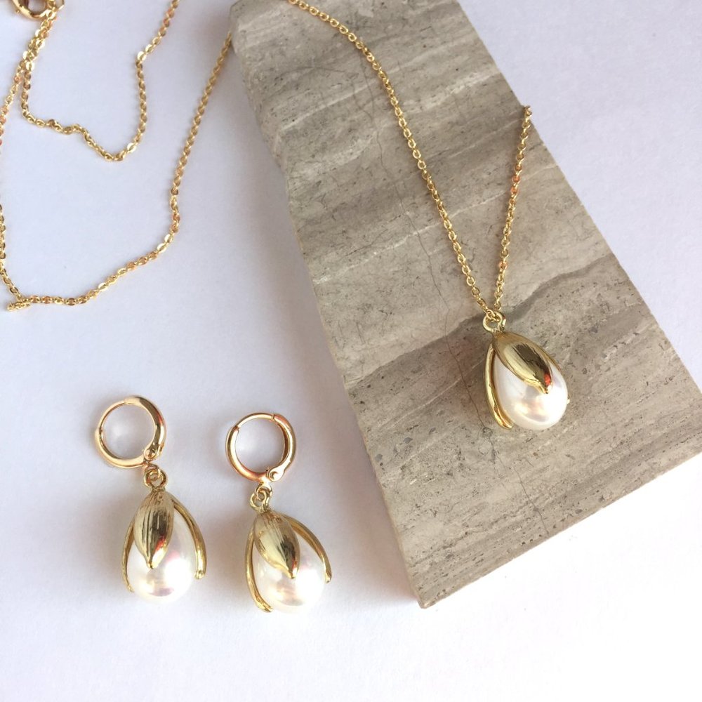 Pearl Tulip drop / Gold huggie lever back Earrings - Picture 6 of 7